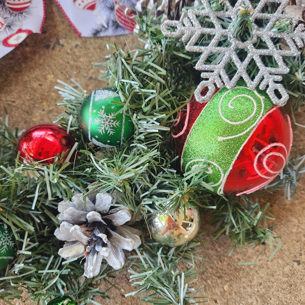 Handmade Festive Glitter Snowflake Christmas Wreath - Picture 4 of 6